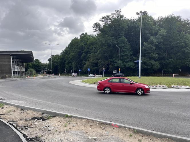 Rondo przy Słowiance już otwarte dla kierowców, ale nie jest jeszcze w pełni gotowe