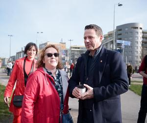 Kawa przy metrze z Rafałem Trzaskowskim! Tak dziękował mieszkańcom za oddane głosy