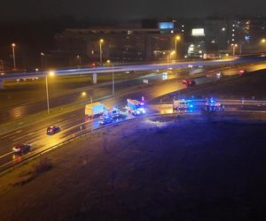 Matka nie żyje, w aucie dzieci. Śmiertelne dachowanie w Warszawie