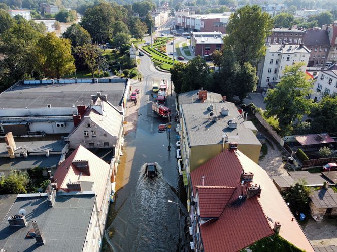 Rzeka Bóbr wdarła się na ulice Żagania