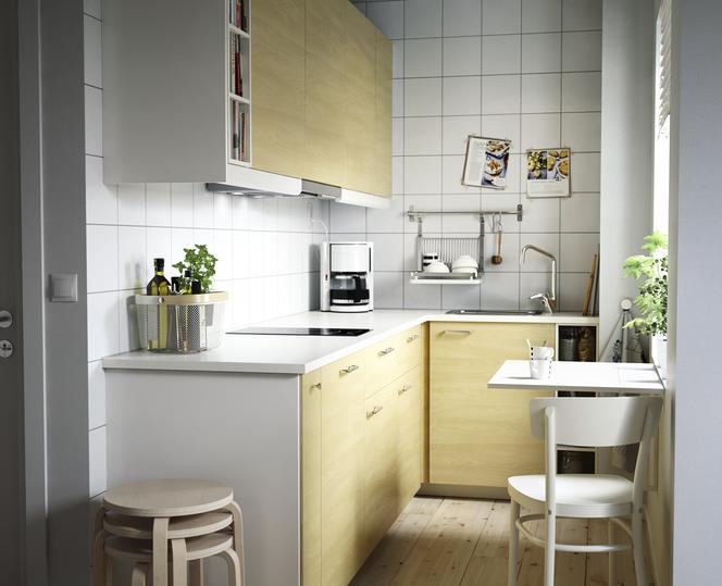 Mała kuchnia IKEA w jasnych kolorach