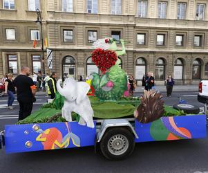 Święto Warszawy 2022. Krakowskim Przedmieściem przejechała Parada Syren 