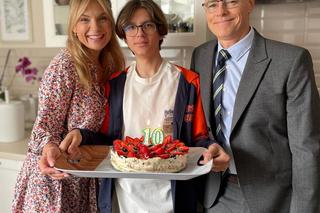 Na Wspólnej na planie. Monika (Sylwia Gliwa), Damian (Waldemar Błaszczyk), Kajtek (Mikołaj Szostek) 