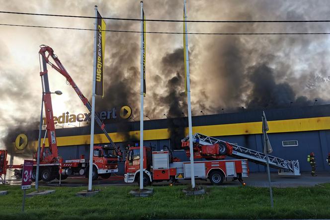 Nowy Sącz. GIGANTYCZNY pożar w hipermarkecie przy Węgierskiej. Zawaliła się część dachu