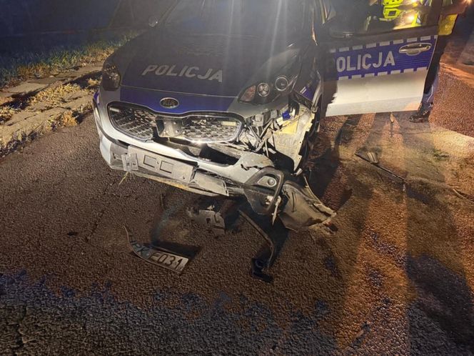 Zniszczone radiowozy po pościgu Wierzbna