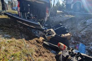 Potworne zderzenie czołowe dwóch pojazdów pod Płońskiem. Zginęło dwóch mężczyzn. Z osobówki zostały szczątki	