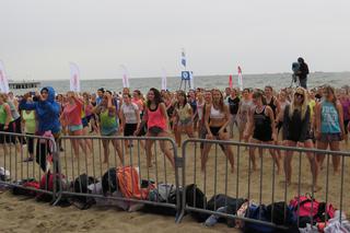 Niedzielny maraton zumby na plaży w Brzeźnie