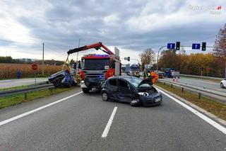 Wypadek na DK81. Ciężarówka transportowała butle z gazem. Cud, że nie wybuchło
