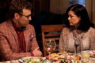 M jak miłość, odcinek 1862: Hoffman zrobi z siebie pośmiewisko u Zduńskich! Kinga i Piotrek nie poznają, kim naprawdę jest ojciec Sary - ZDJĘCIA