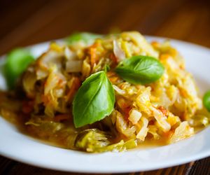 Bigos z młodej kapusty. Ten składnik zamieni go w kulinarne arcydzieło