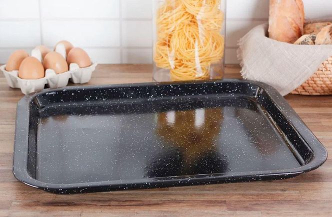 Domowe akcesoria emaliowane