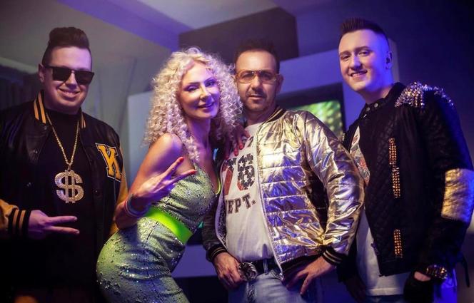 Elwira Mejk niczym Kylie Minogue kusi zdjęciem z wanny. Tak wokalistka zapowiada „Piękne czasy”