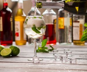 Lekko, orzeźwiająco i z klasą – 9 drinków z bąbelkami, które musisz wypróbować