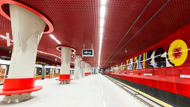 Metro w Warszawie już wozi pasażerów, ale wciąż są drążone nowe linie