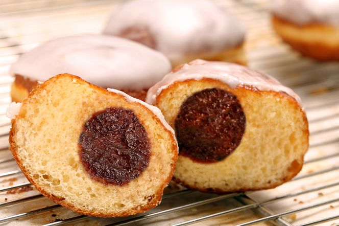 Pączki siostry Anieli - przepis na tradycyjne pączki z marmoladą