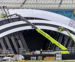 Budowa scen sylwestrowych na Stadionie Śląskim