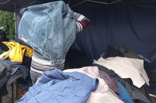 ​Trwa finał akcji „Podziel się kurtką - Przytul kurtkę” w Lesznie. Dzielących się i korzystających nie brakuje