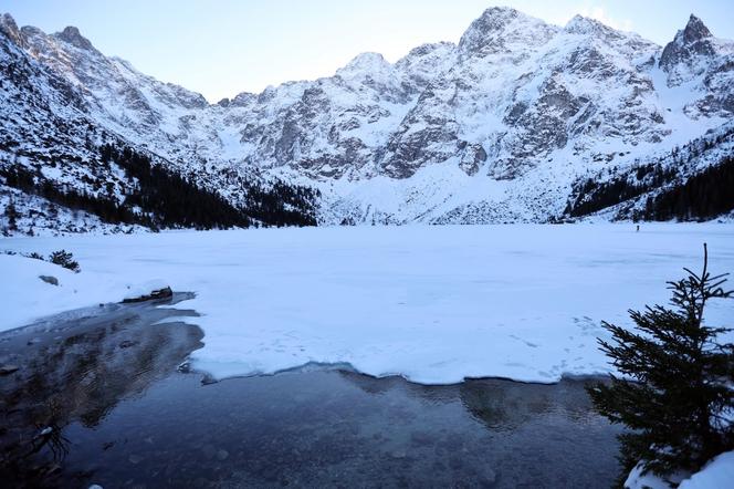 "Selekcja naturalna". Internauci bezlitośni dla ludzi, którzy wchodzą na  na Morskie Oko w czasie odwilży