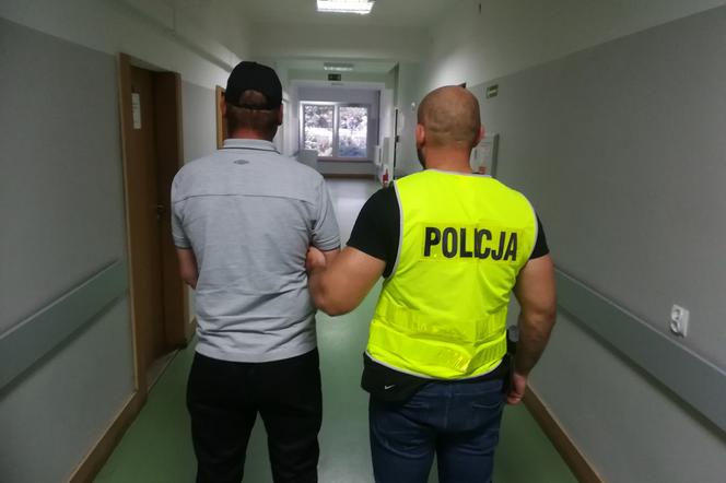 Mężczyzna, który ukradł terminal w pociągu z Torunia w asyście funkcjonariusza Policji