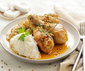 Mięciutkie pałeczki z kurczaka duszone w kremowym sosie musztardowym – obiad, który robi się sam!