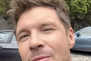 M jak miłość. Marcin (Mikołaj Roznerski) na planie