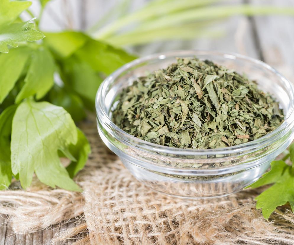 Lubczyk uchodzi za ziele miłości, a działa moczopędnie i pomaga przy wzdęciach. Wrzuć nie tylko do rosołu