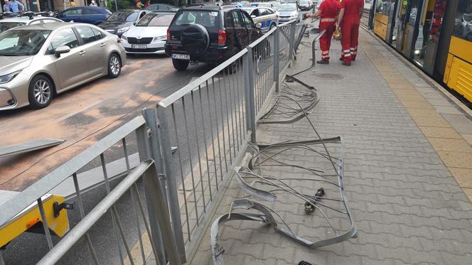 Pijany staranował barierki przy przystanku tramwajowym. O krok od tragedii w Warszawie