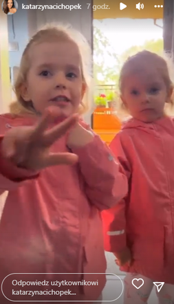 M jak miłość na planie. Bliźniaczki Emilka (Julia Kempka), Zuzia (Marcelina Kempka)	