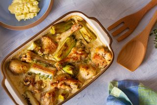Kurczak w zupie cebulowej pieczony z porami - szybki sposób na obłędną pierś kurczaka z piekarnika