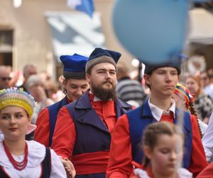 Kolorowa parada na otwarcie Dni Torunia. Przeszła przez serce toruńskiej starówki