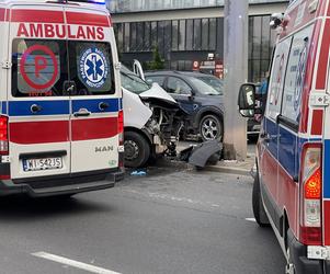 Śmiertelny wypadek w Warszawie. Nie żyje młody mężczyzna, auto prowadził jego teść