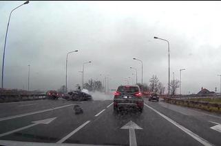 Deszcz i nadmierna prędkość mogą zabić: śmiertelny wypadek w Bielanach Wrocławskich - WIDEO