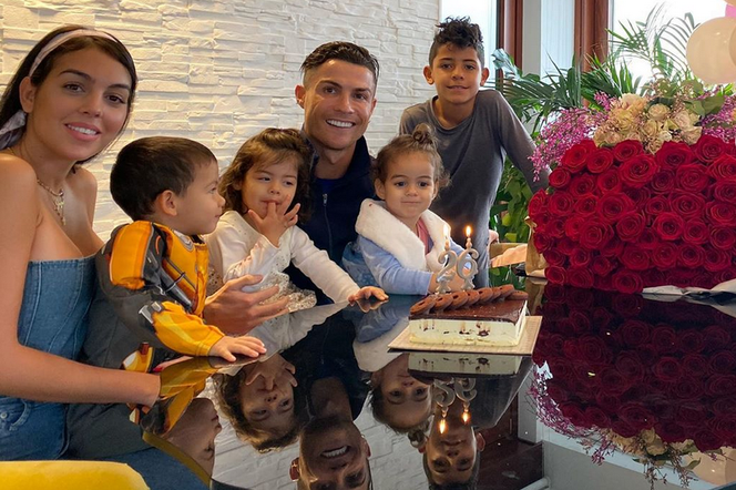 Rodzinna niedziela Cristiano Ronaldo. Bawił się z dziećmi na basenie [ZDJĘCIA]