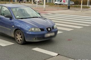 Warszawa. Seat huknął w rowerzystkę na Białołęce. Kobieta trafiła do szpitala!