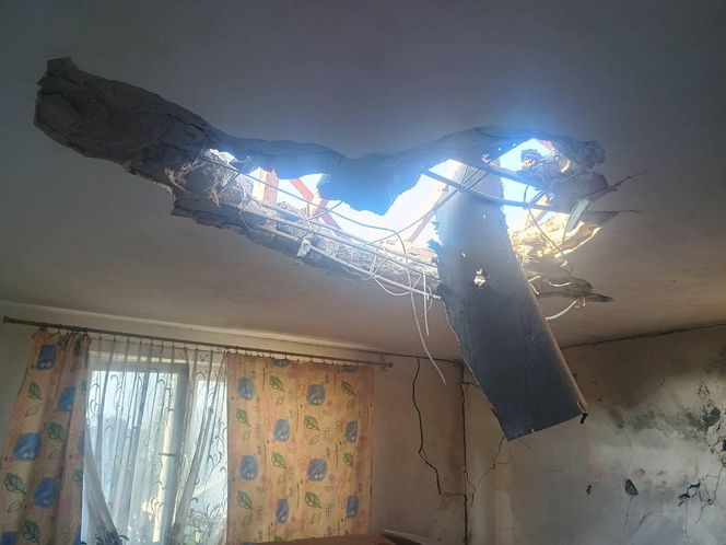 Dron uszkodził dach domu w Wyrykach. Odwołano zajęcia w szkołach i przedszkolach