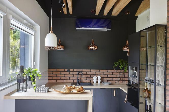 Czarna kuchnia – z cegłą i drewnem