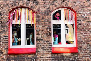 Czerwone okna w familokach