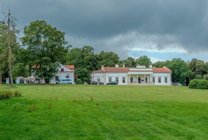 To jeden z najpiękniejszych dworów w Małopolsce. Należał do sławnego kompozytora