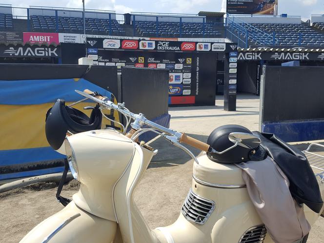 Osy kręciły kółka na stadionie żużlowym w Lesznie. Ogólnopolski zlot skuterów Osa Osieczna-Leszno 