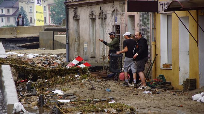 W Głuchołazach sceneria jak z czasów wojny. Mieszkańcy: „Chleba nam potrzeba” 