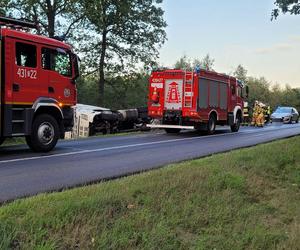 Słodki transport w rowie. Niedaleko Góry tir z cysterną czekolady wpadł do rowu