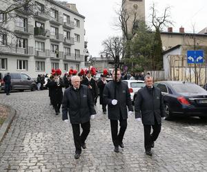 Pogrzeb Krzysztofa Respondka. Artystę żegnali rodzina i przyjaciele. Wśród nich m.in. Michał Wiśniewski i Robert Janowski