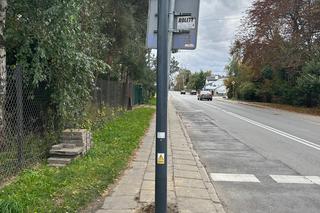 Latarnia na środku chodnika Ursus