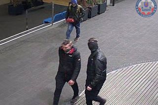 Policja poszukuje sprawców ostrzelania kamienicy w centrum Szczecina