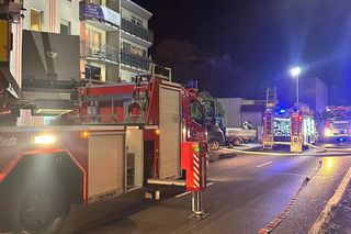 Toruń. Pożar bloku przy ul. Lubickiej. Dwie osoby wyskoczyły z okna [ZDJĘCIA]