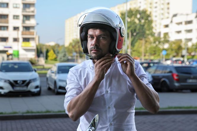 Michał Kołodziejczak przyjechał do "Super Expressu" skuterem