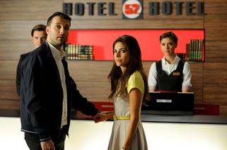 ﻿﻿﻿﻿Hotel 52 sezon 7 odc. 81 (odc. 3). Maria (Weronika Rosati), Tomasz (Filip Bobek), Sara (Klaudia Halejcio)