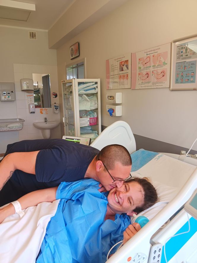 Policjanci uratowali mamę i jej nowo narodzoną córeczkę