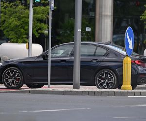 Monika Olejnik jedzie na czerwonym świetle, bo spieszy się do pracy