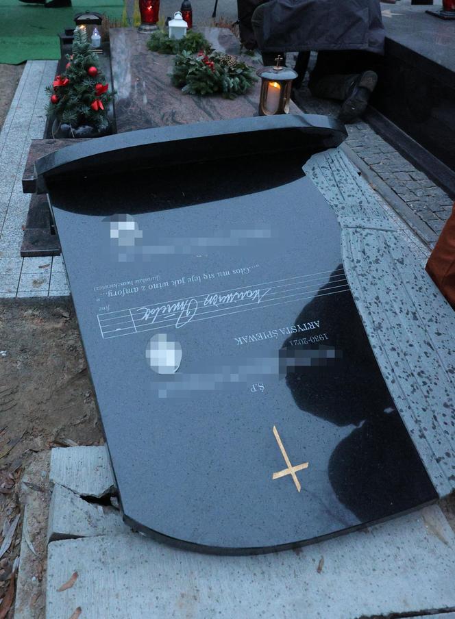 Żałobnik przewrócił pomnik na pogrzebie Kamińskiego